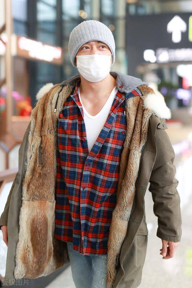 杨烁现身机场瘦了许多双手比耶油腻感少了很多