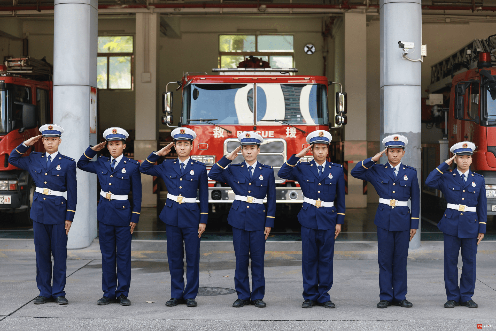 这抹火焰蓝太帅了深圳市消防救援支队新招录125名消防员