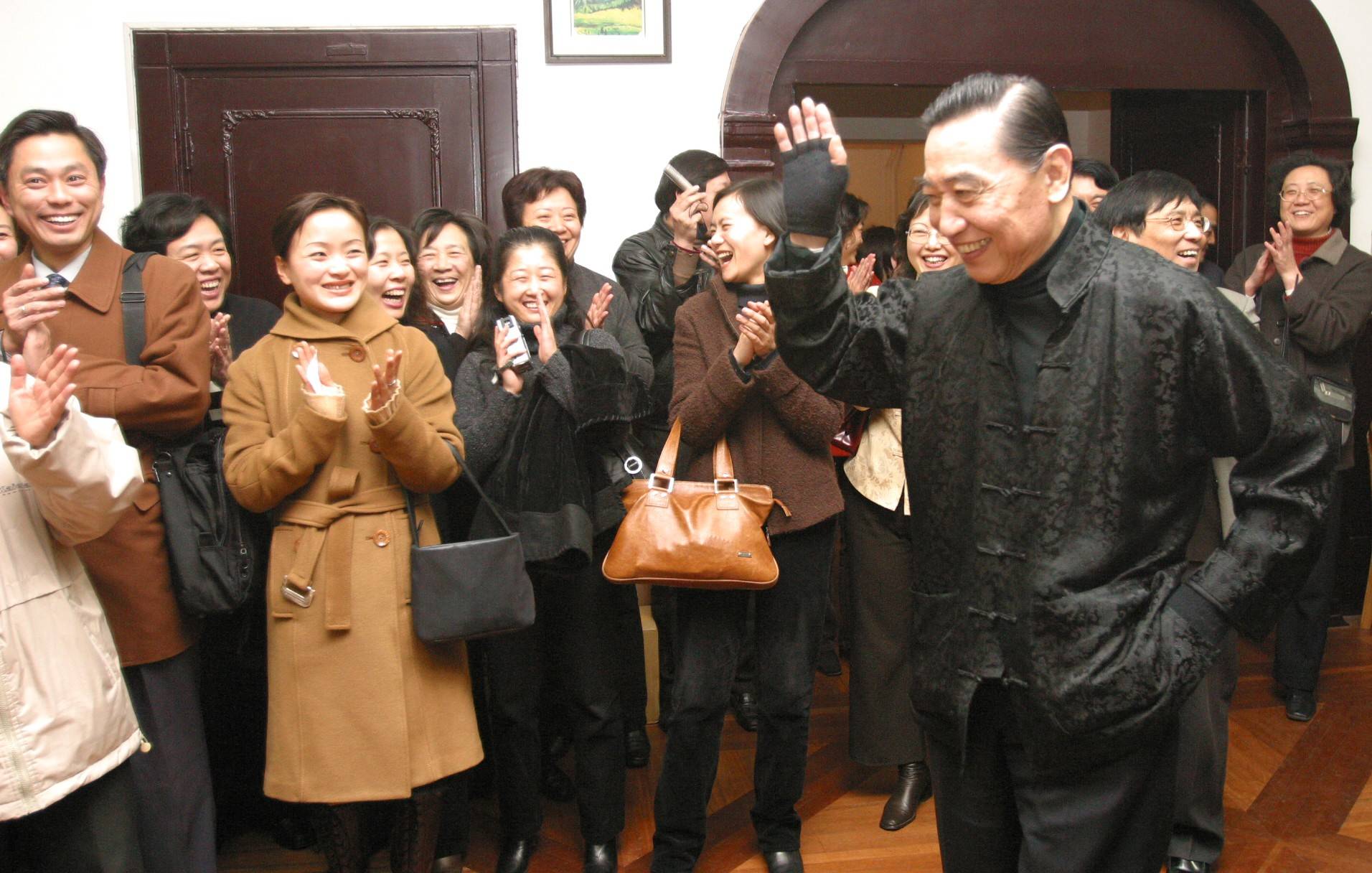 2006年,著名钢琴家傅聪访沪,学生的掌声让他露出孩子般的笑容