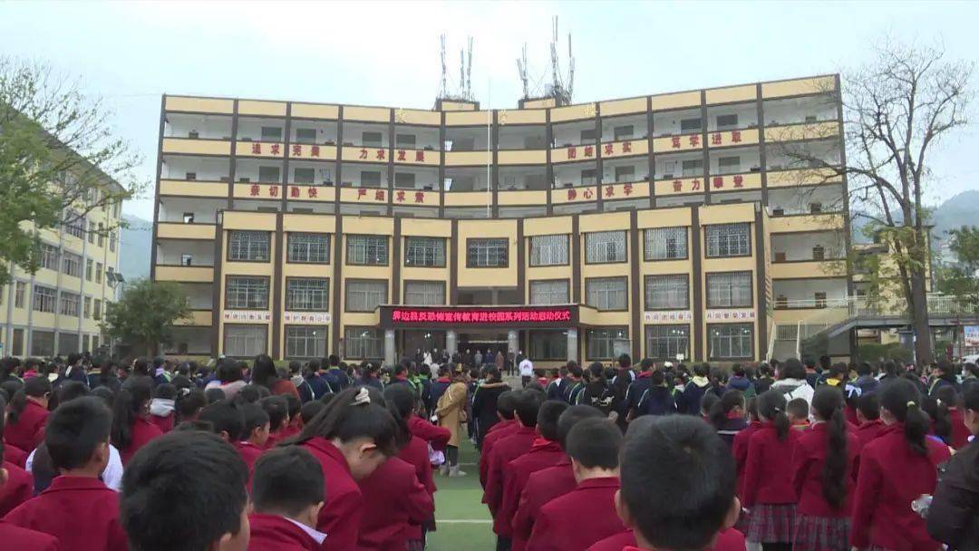 近日,屏边县反恐怖宣传教育进校园系列活动启动仪式在民族小学举行