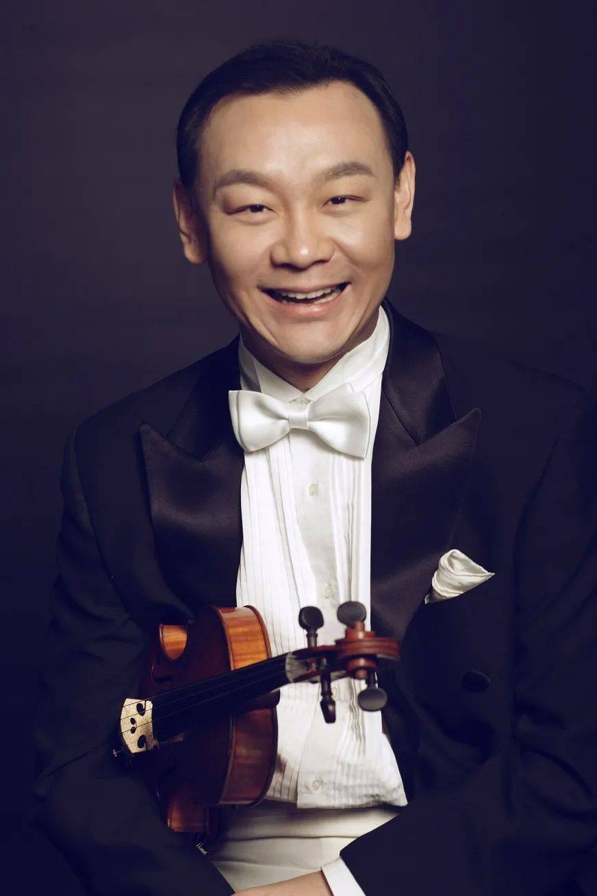 向川一(指导教师: 傅红)获得钢琴职业演奏家组银奖.