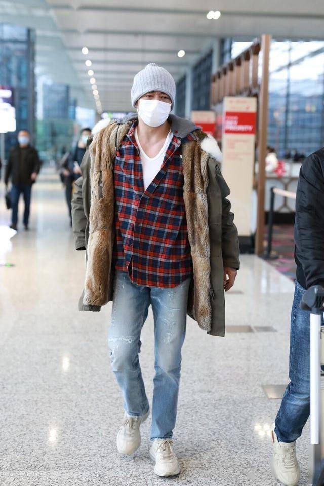 杨烁穿搭格子衬衫搭配羊羔绒外套现身一袭穿搭帅气十足