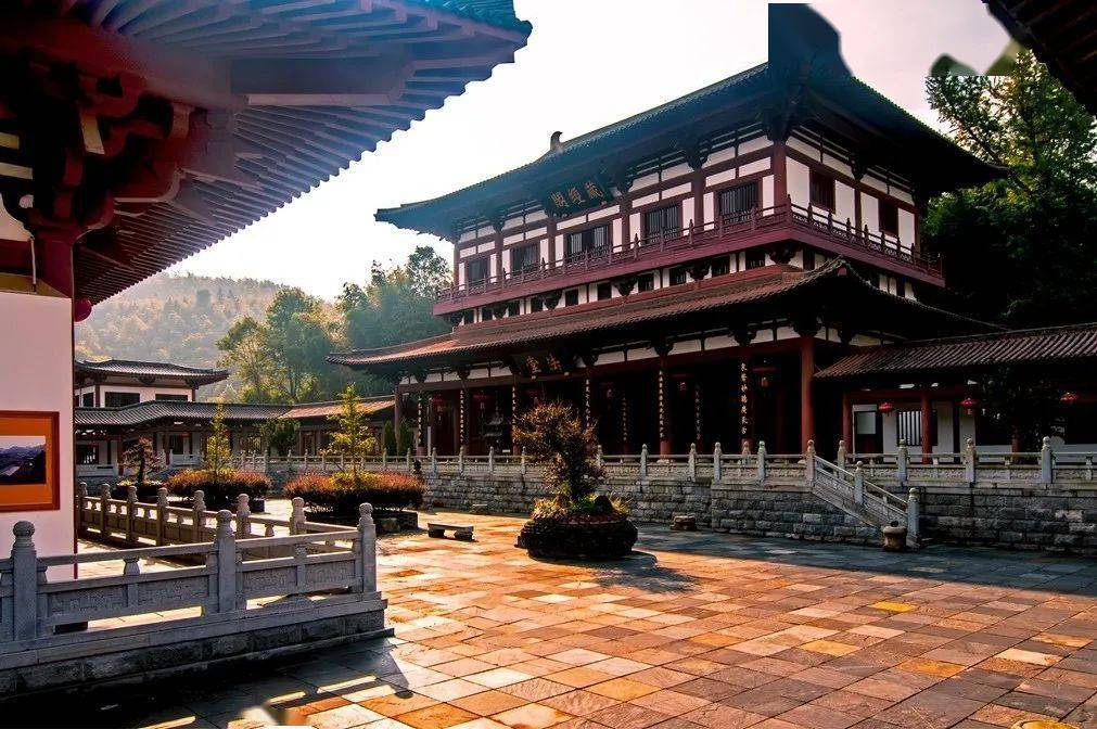 曹山景区(国家4a级旅游景区)位于宜黄县城西北8公里处.