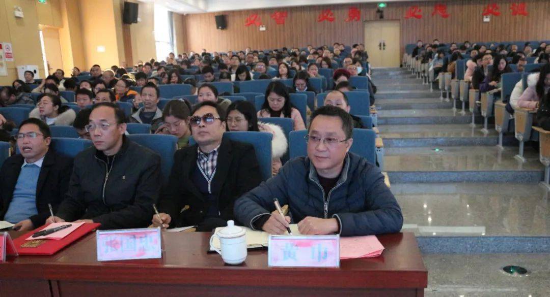 交流会上,南康中学党委书记,常务副校长黄巾向石门中学领导和老师不辞