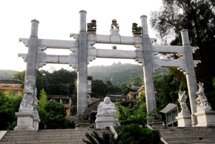 山外村地处104国道线以北,温福铁路横穿村庄而过,山上旅游资源丰富,有