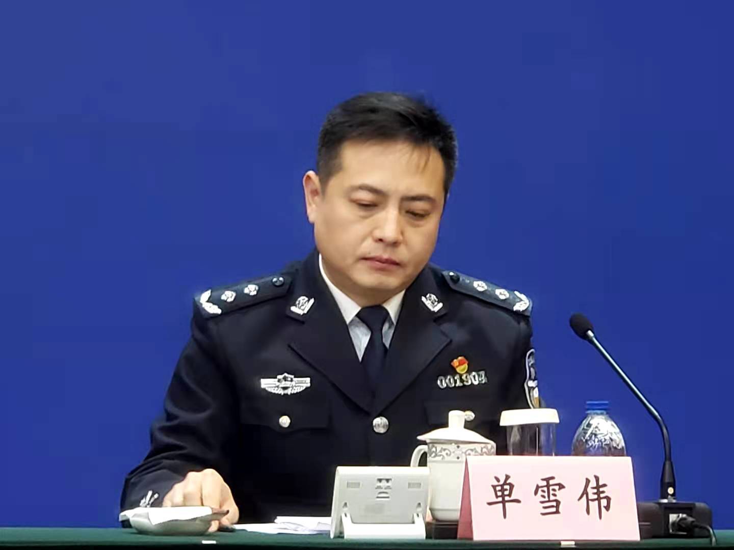 上海市政府新闻办今天举行市政府新闻发布会,市司法局副局长罗培新