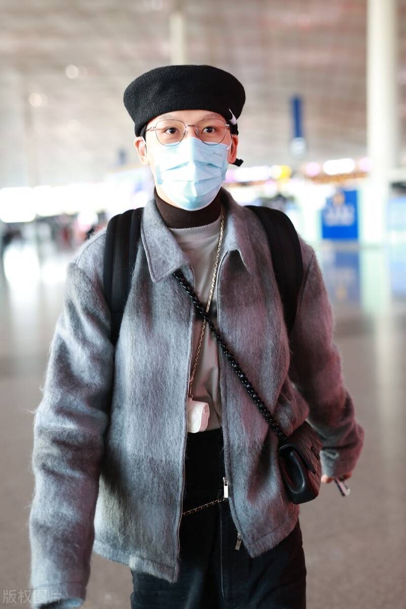 刘维一身英伦风穿搭现身机场,头戴贝雷帽,精致男孩一枚