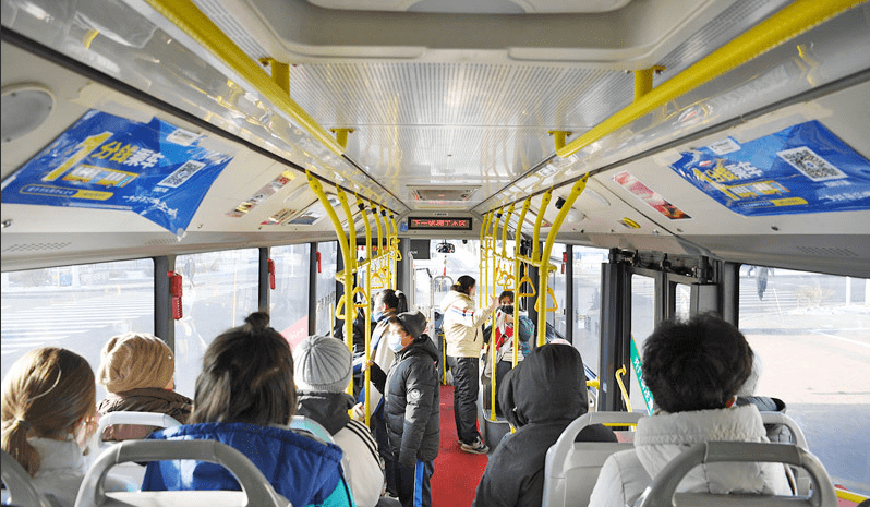 昨日,市民积极乘坐公交车出行.