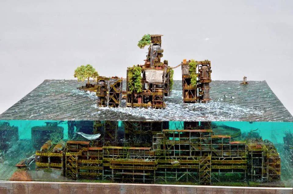 怀着岛国人对于海洋的敬畏他手工打造了一系列未来水世界微缩场景