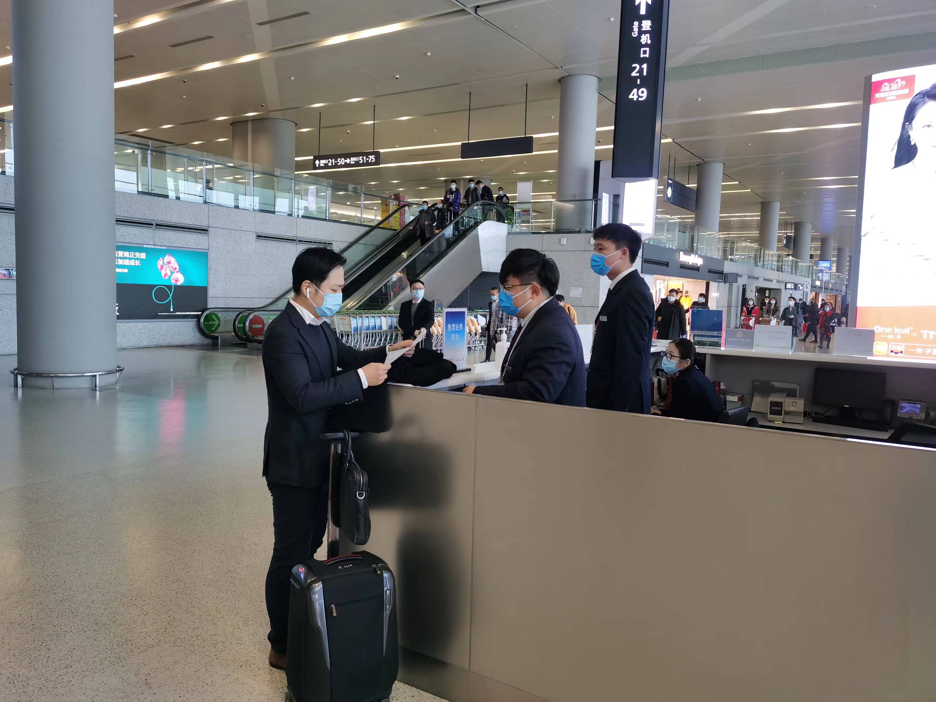 票务变更无需二次安检!东航首个国内候机大厅票务柜台正式启用_旅客