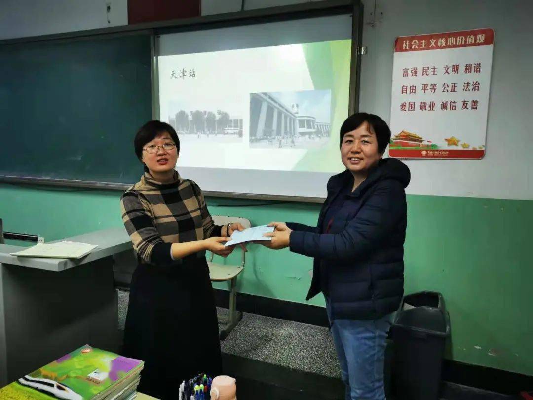 老照片重现历史新时代接续奋斗天津市第五十四中学特聘思政教师进校园