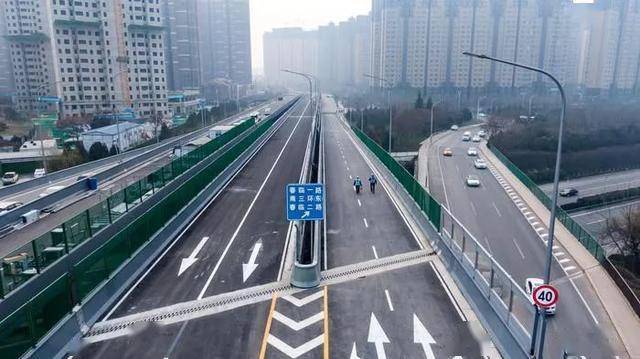 位于西安曲江新区中部,南起公田五路,横跨绕城高速南三环南北辅道,与