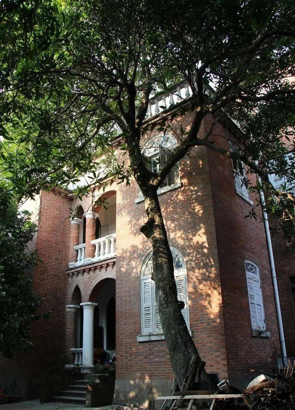 作为公园路面积最大,形态最完整的建筑群,振庐包括两座别墅和面积较大