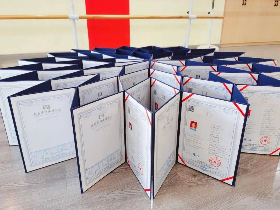 拍照拿考级证书12月是个充满期待的月份,恭喜悦音舞蹈的宝贝们拿到了