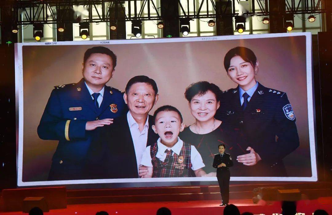 初心映芳华 合肥消防举办第三届"星耀红门"十大优秀人才颁奖典礼_救援