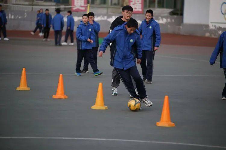 第一名 425班  第二名 422班  第三名 421班 初二年级足球绕桩比赛