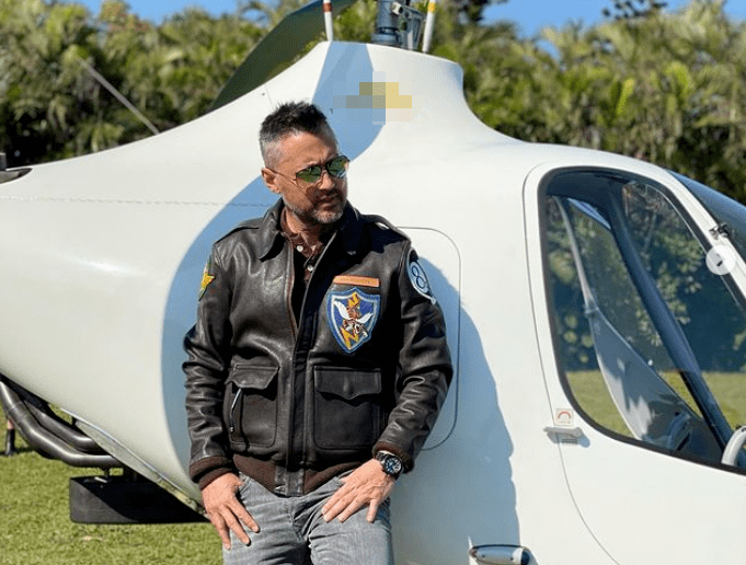 壕花300万当飞行员55岁香港亚欧混血男神王敏德近照变化大头发花白