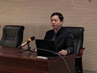 陈容坚副校长以《诚以养正,建德育人——福州二中德育理念与实践》为