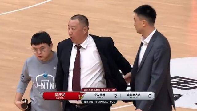 吴庆龙暴怒吓坏28号裁判,大闹球场被驱逐,裁判吹罚尺度成诱因_汪梅