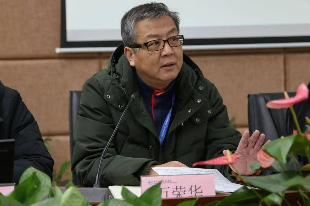 07副校长张勤为在座的领导,老师们作了学代会的工作和提案内容介绍