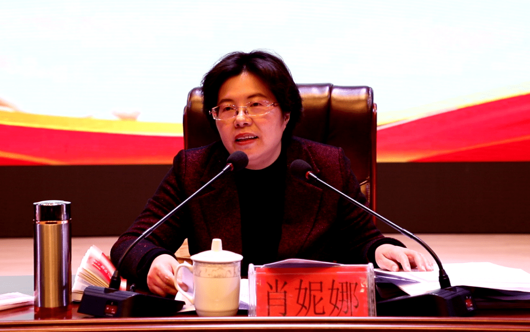 在村(社区)"两委"换届选举工作会议上,县委书记肖妮娜指出,村(社区)"
