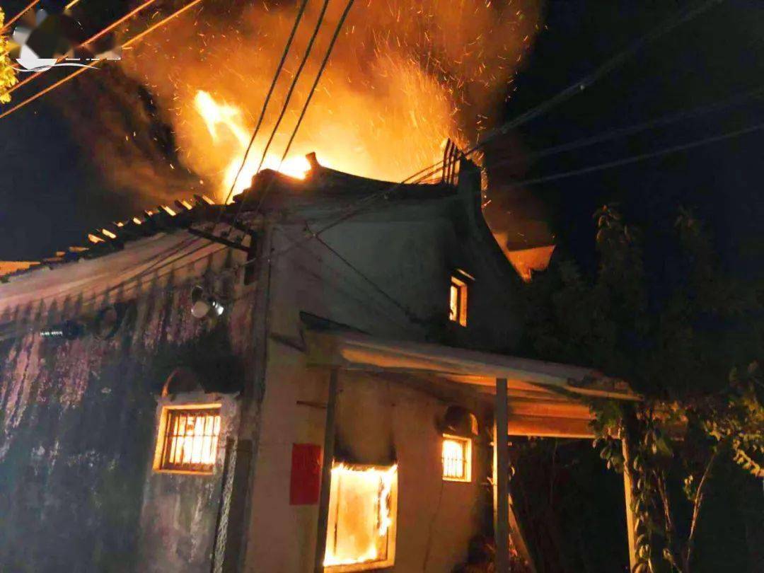 凌晨凤江一平房不明原因起火