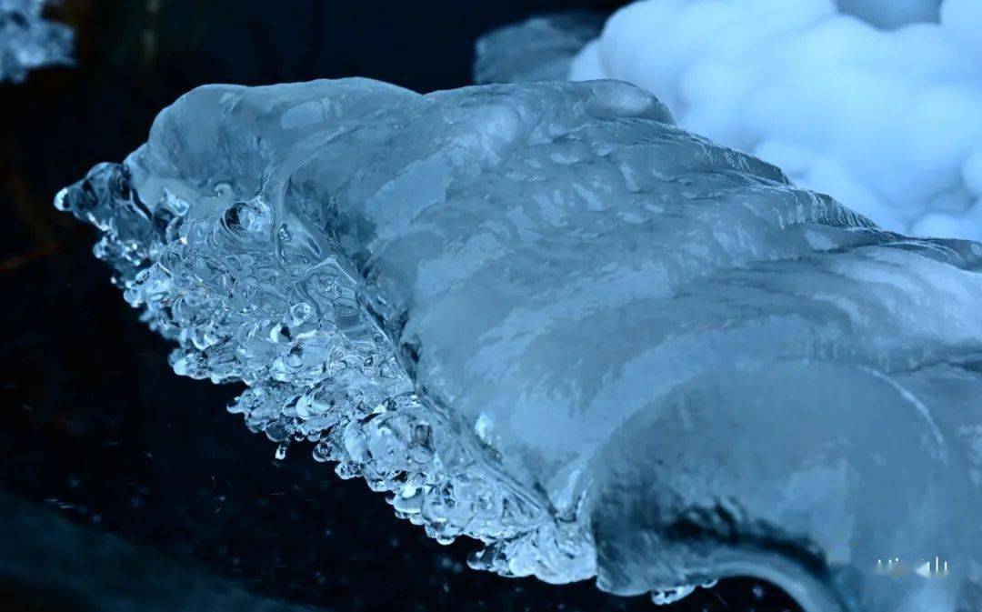 平日里欢快的瀑流凝固成冰,呈现出一种凝固的美.