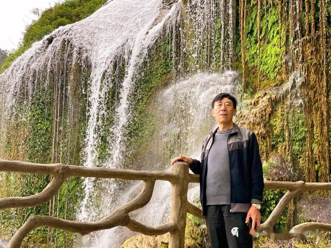 赠送"惟仁者寿"寿匾给寿民邓诚才老人的故居,是巴马长寿文化的发源地