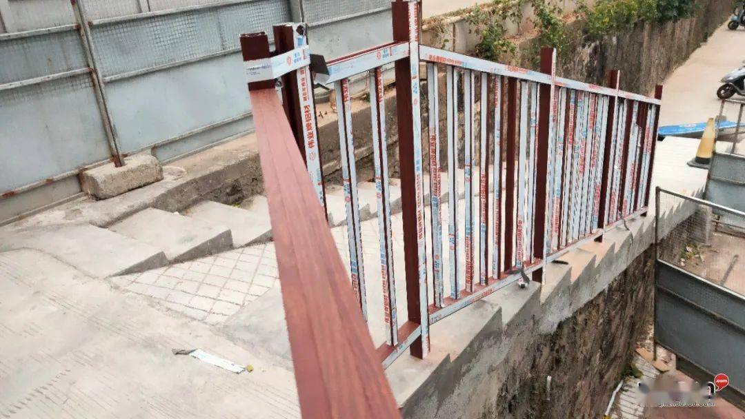 河堤晚叔前的斜坡前天开始装铝合金护栏,昨天下午完工,施工挡板拉走