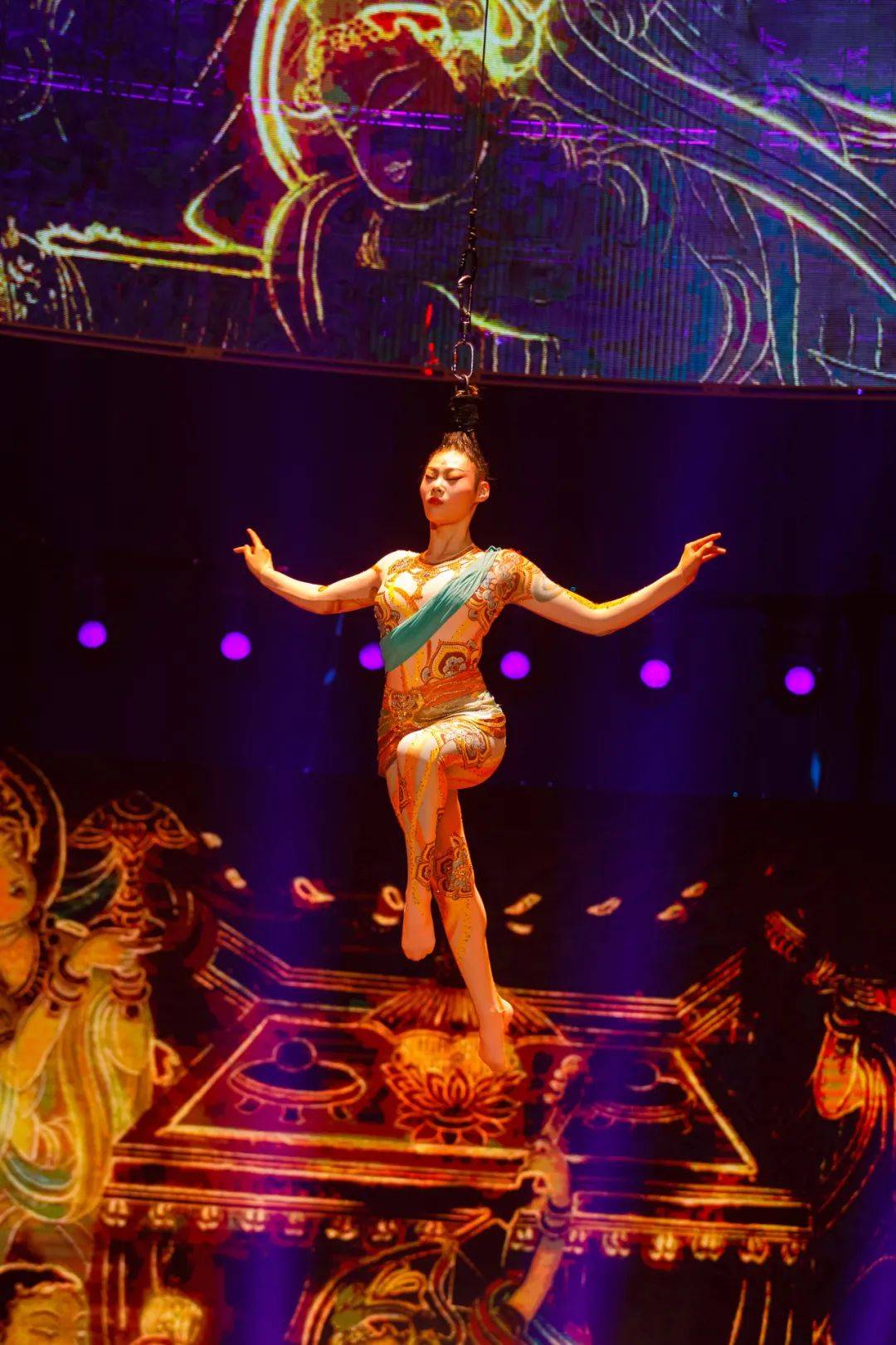 飞天美少女用吊发重现敦煌壁画艺术_杂技