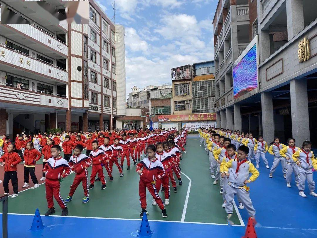 蓋掌,踢腿,彎腰,跳躍,亮翅……姿勢舒展大方,動作剛柔相濟,將五祖拳的