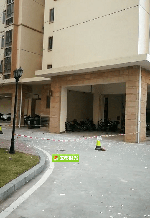 信宜清华坊某栋外墙砖跌落一地,住户们惊出一身冷汗!