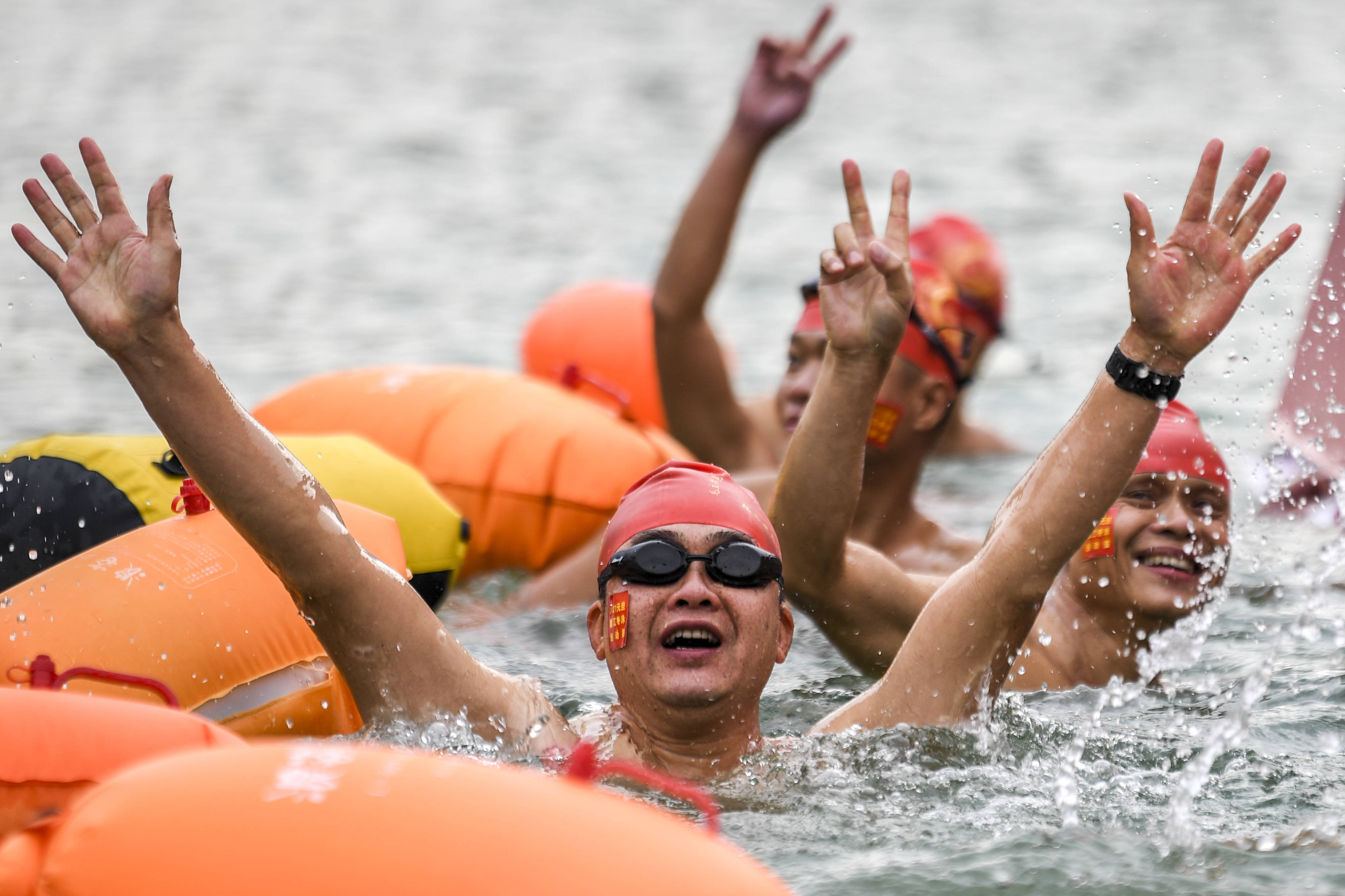新华社记者 曹祎铭 摄当日,2021年冬泳邕江活动在广西南宁举行.