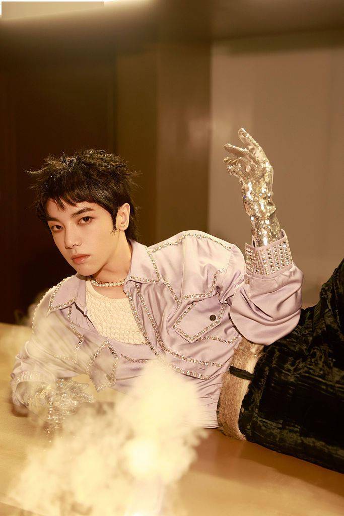 华晨宇跨年戴银色异兽面罩个性十足 侧卧拍写真美如雕塑