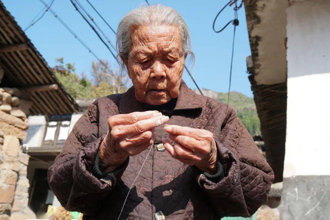 温州102岁老奶奶成了"老宝贝,跟70岁儿子争着干活