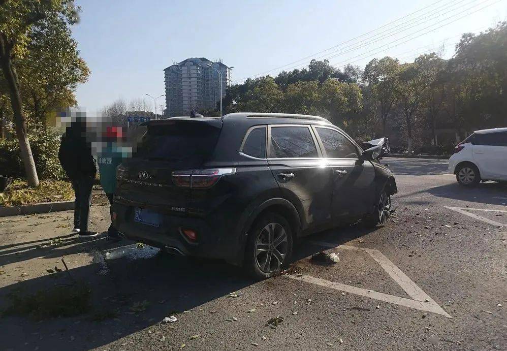镇江一黑色越野车撞上路牙,现场一片狼藉!
