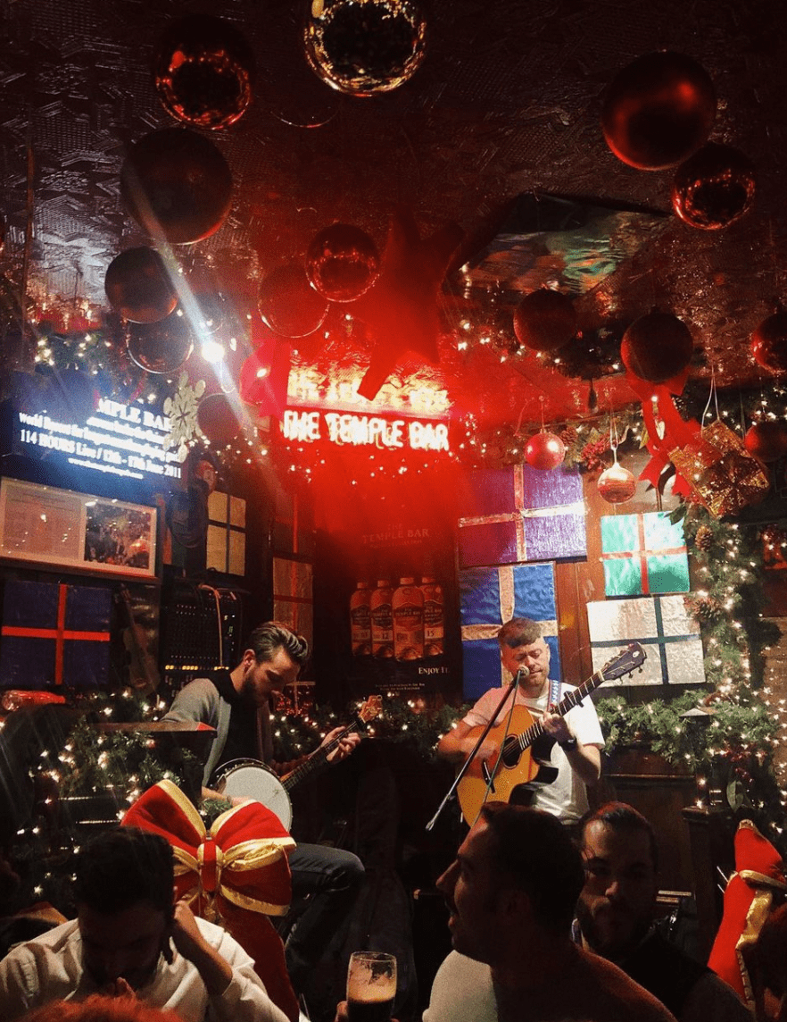 威士忌独有的味道在唇齿间逐渐散开,灯光下的红房子就好像夜空里的