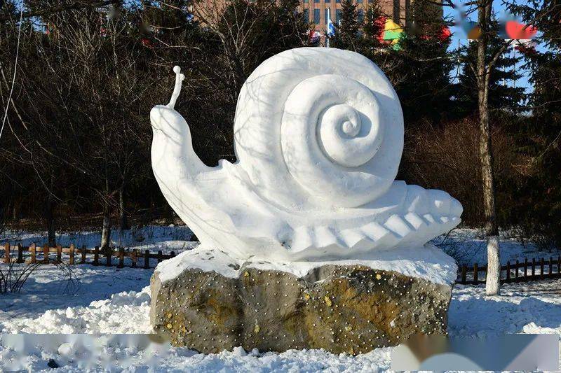 大学生,他们奇思妙想,有的在原雕塑旁,制作了同款迷你版冰雕或雪雕;有