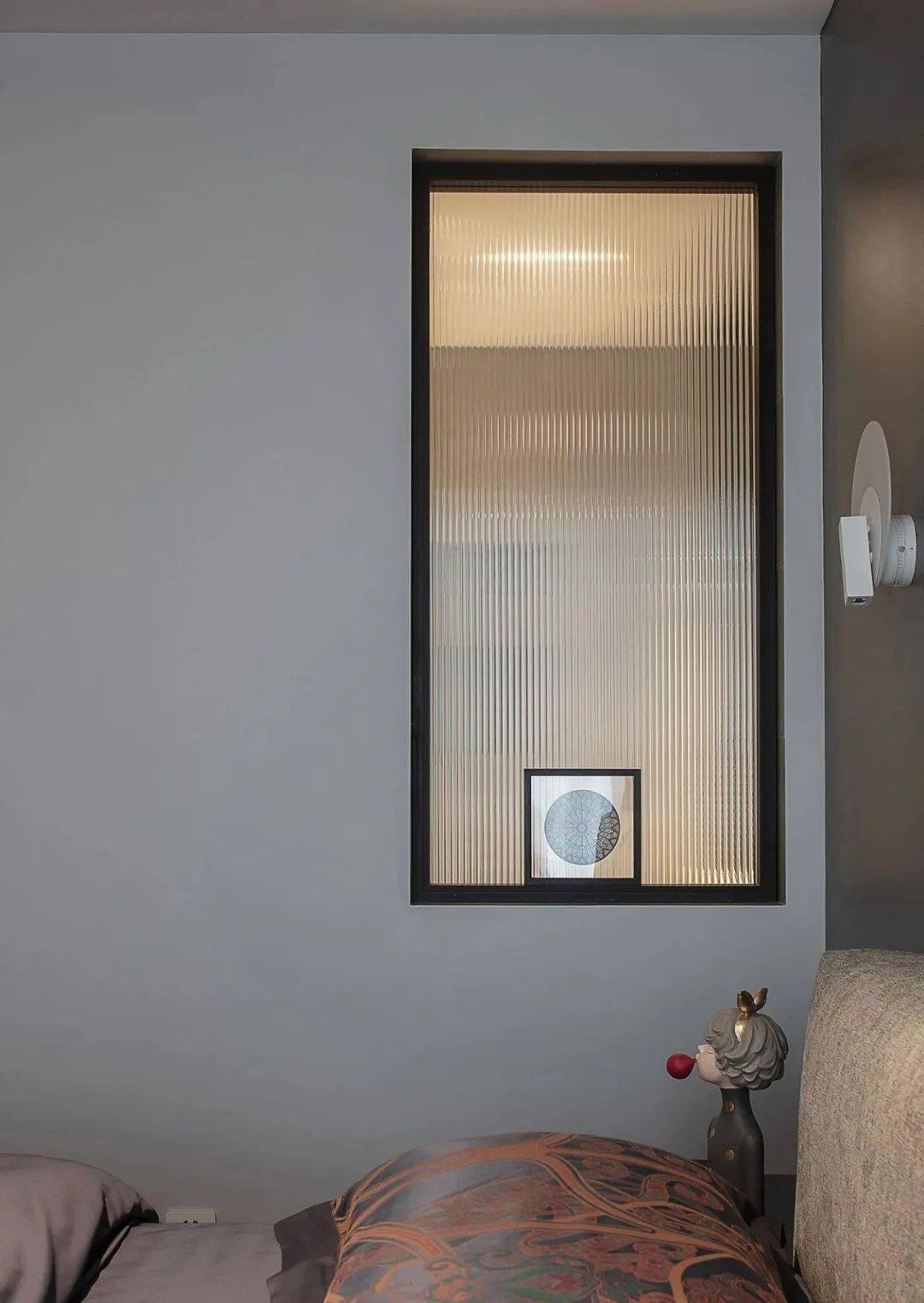 淋浴与浴缸,满足不同的洗浴需求▲浴缸上方利用墙面设计置物壁龛设计