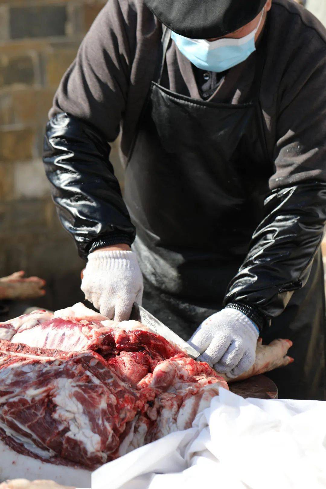 还有热腾腾的杀猪汤和鲜美羊汤可以免费品尝.