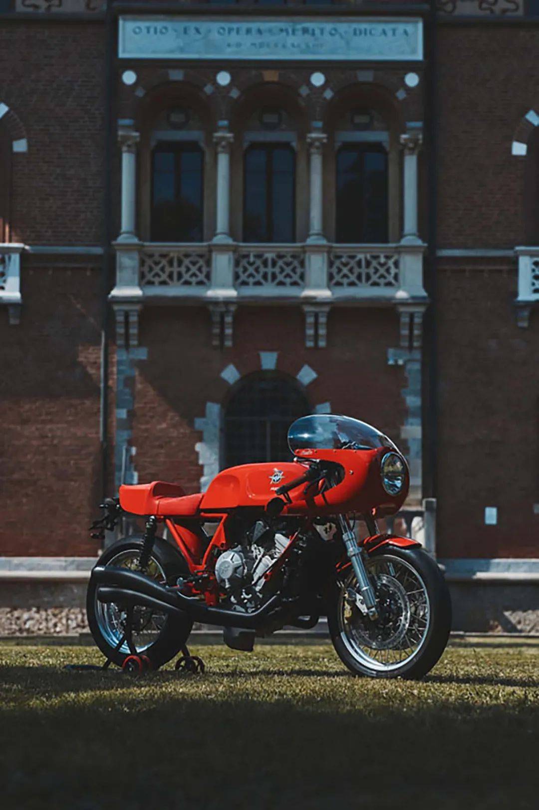 全球限量一台纪念创办人推出的奥古斯塔复古仿赛