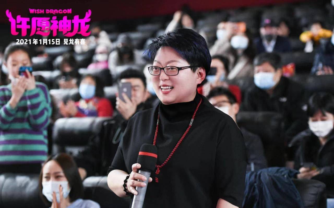 配音指导苏柏丽回顾起来,成龙说片中角色吃虾条是最难配音的,想起自己