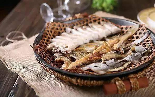 鳗鱼鲞蛋白质含量较高,肉厚,风味佳美,是鳌江流域的特产,也是其过年