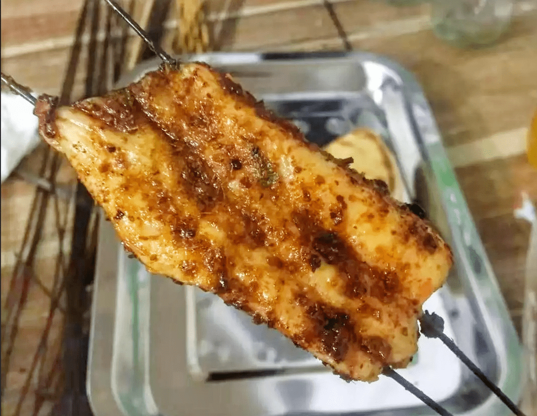 有一股浓厚的花椒香味提前腌制过的鱼处理的干净,不会有腥味烤鱼柳是