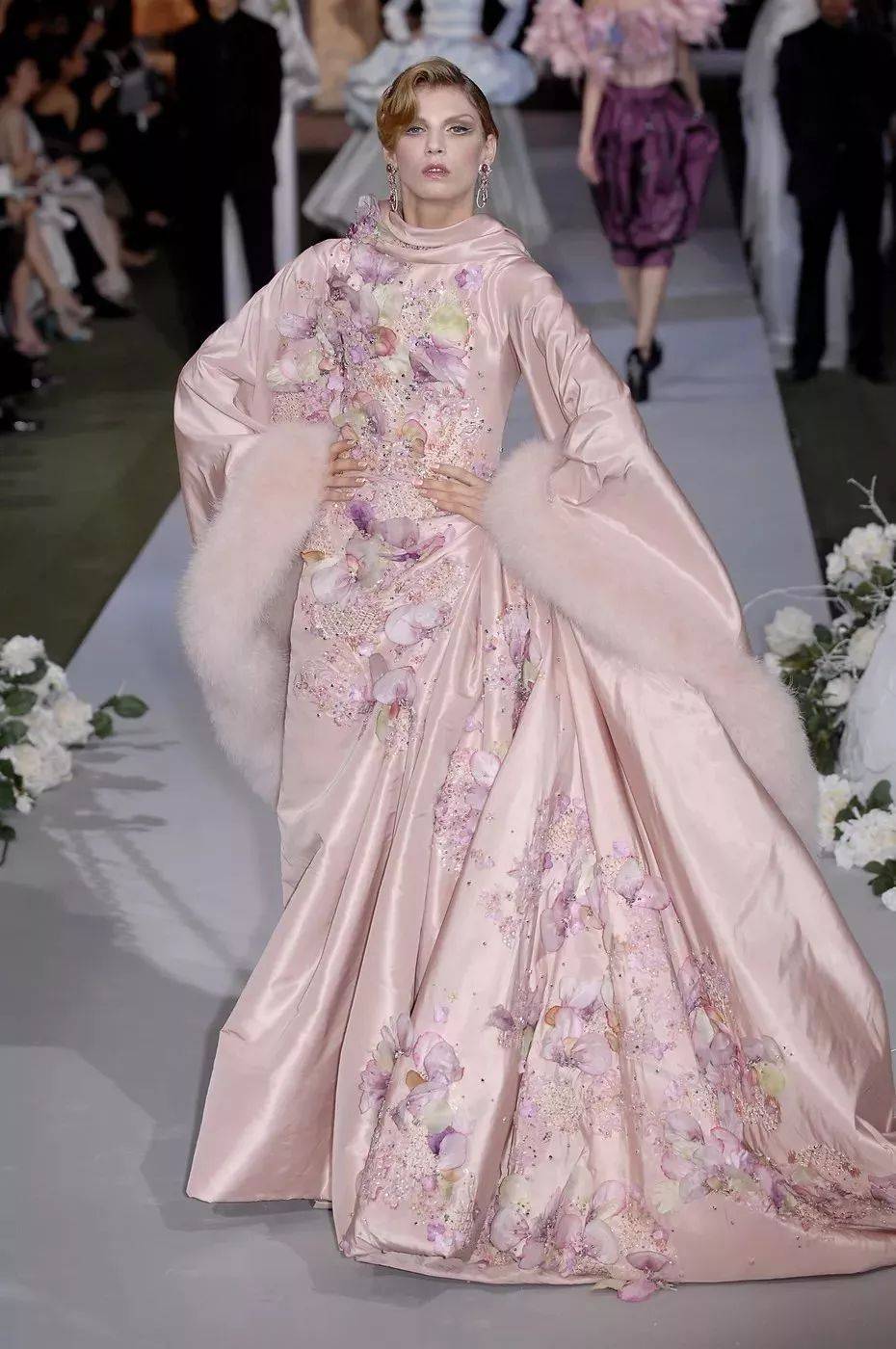 并在时装的繁复刺绣纹样中汲取了诸多洛可可风格元素