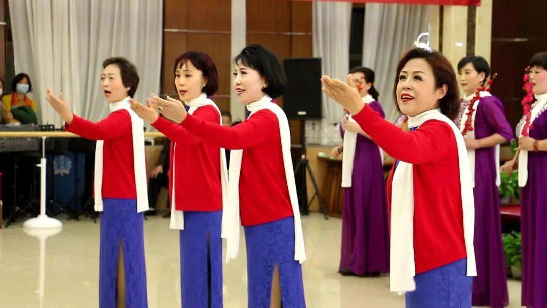 中国康养·盛泉·海署幸福家园正式拉开帷幕 表演中,学员们尽情歌舞