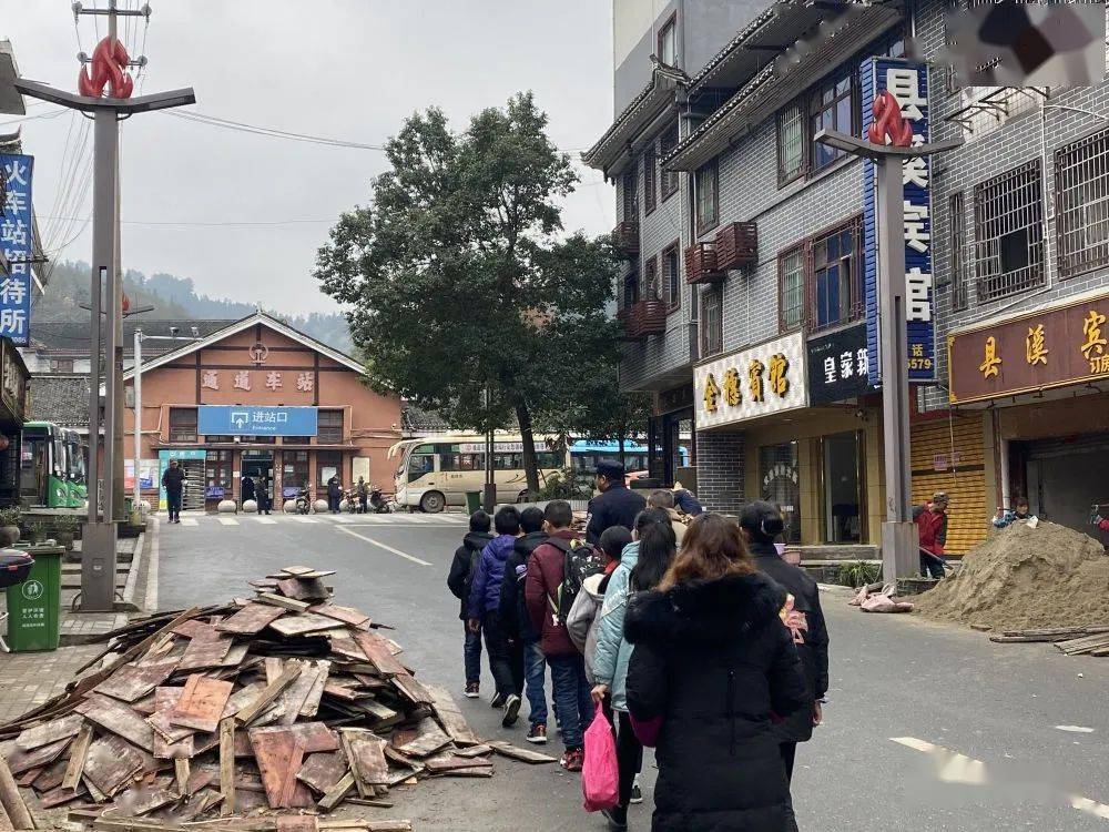 这列载着孩子的绿皮火车,他们守护了整整15年