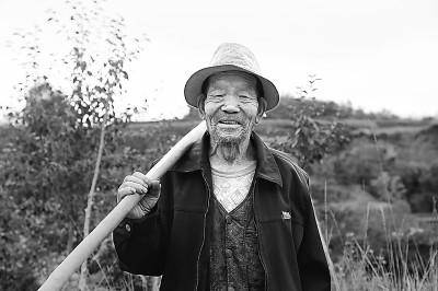 李洪占 资料图片【道德模范光明礼赞"我们后湾村有4条沟,8个岭,18面