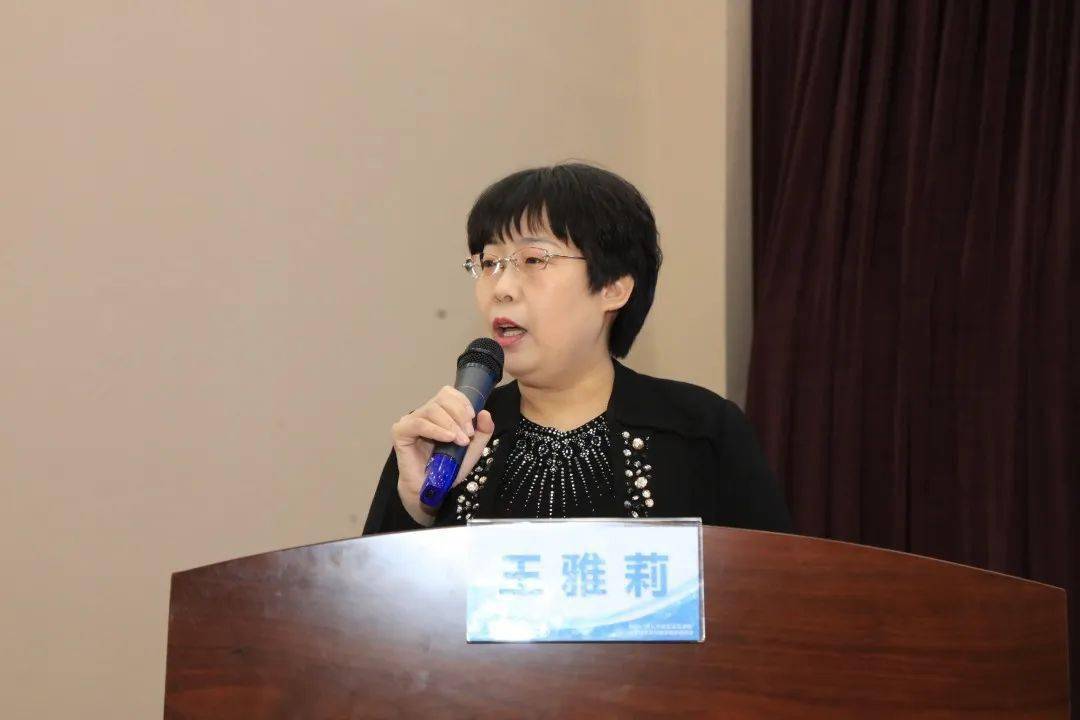 天津市逸阳文思学校校长王雅莉女士向到场来宾致欢迎词