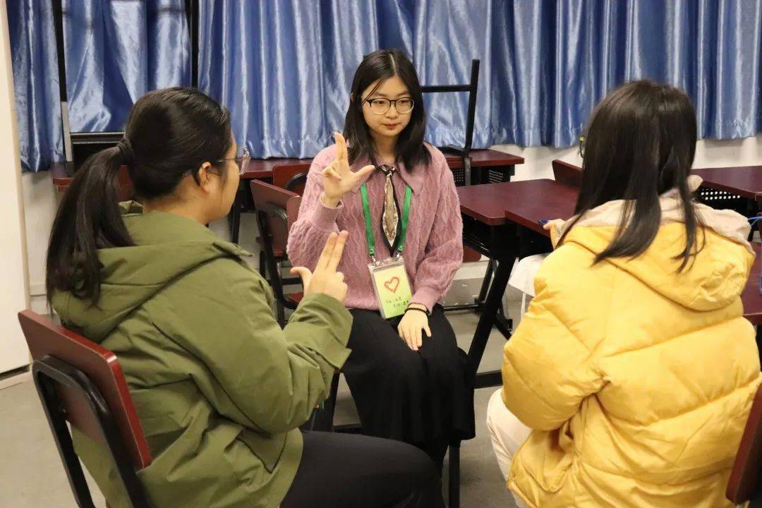 手语也是一种很好的沟通桥梁呢!